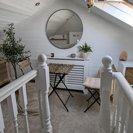 Daire Bright 2bd Family With Hidden Zen Den & Garden