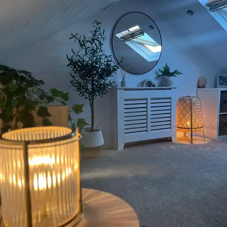 Bright 2bd Family With Hidden Zen Den & Garden